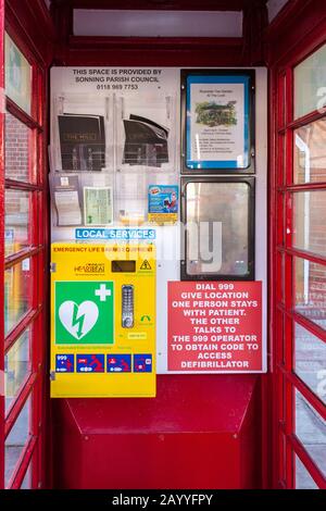 Defibrillatore per uso pubblico nella vecchia phonebox rossa, Regno Unito Foto Stock