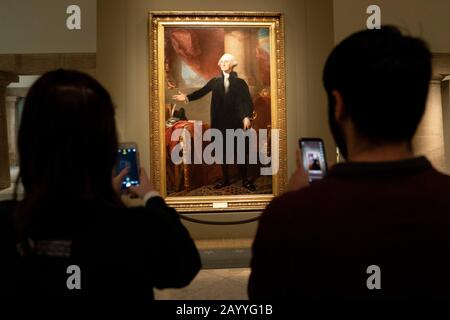 Washington, Stati Uniti. 17th Feb, 2020. I visitatori possono vedere il ritratto dell'ex presidente degli Stati Uniti George Washington durante la mostra "Presidenti degli Stati Uniti" alla National Portrait Gallery di Washington, DC, Stati Uniti, il 17 febbraio 2020. Credito: Liu Jie/Xinhua/Alamy Live News Foto Stock