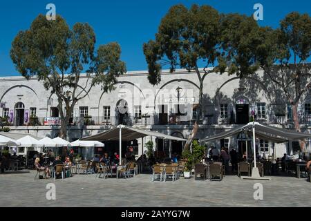 La Piazza Casemates nella città di Gibilterra, che è un territorio britannico d'oltremare, situato all'estremità meridionale della penisola iberica. Foto Stock