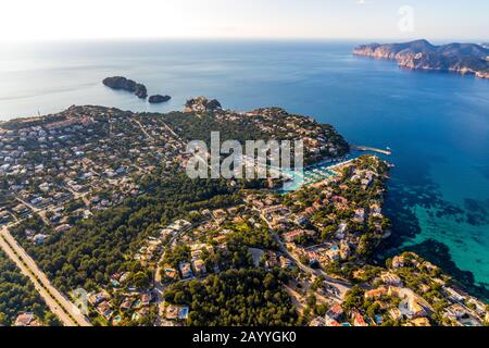 Veduta aerea, vista sul villaggio e porto di Santa Ponsa, Santa Ponsa, Calvià, Mallorca, Spagna, Europa, Isole Baleari, barche, ormeggio, gite in barca, molo, Foto Stock