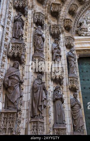 Dettaglio delle sculture in pietra alla porta principale o porta dell'Assunzione, al centro della facciata ovest, presso la Cattedrale di Santa Maria Del Vedere, bett Foto Stock