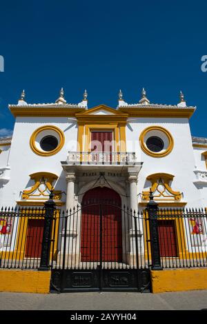 L'ingresso alla Plaza de Toros de la Real Maestranza de Caballería de Sevilla, che è l'arena di Siviglia, Andalusia, Spagna. Foto Stock