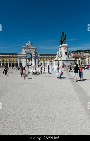 Statua equestre di re Jose i con l'arco sullo sfondo alla Praca do Comercio (Piazza del Commercio) a Lisbona, la capitale del Portogallo. Foto Stock