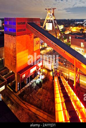 Copricapo illuminato di Schacht XII del Complesso industriale della miniera di carbone di Zollverein in serata, Germania, Renania settentrionale-Vestfalia, zona della Ruhr, Essen Foto Stock
