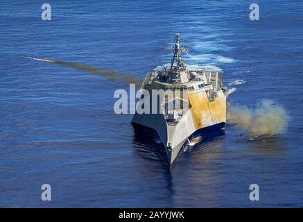 La nave da combattimento litoranea USS Gabrielle Giffords, variante Indipendenza della Marina degli Stati Uniti, lancia un missile Navale Strike durante l'esercizio del Pacific Griffin il 1° ottobre 2019 nel Mare delle Filippine. L'NSM è un'arma di precisione a lungo raggio progettata per trovare e distruggere le navi nemiche. Foto Stock