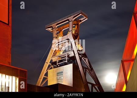 Copricapo illuminato di Schacht XII del Complesso industriale della miniera di carbone di Zollverein in serata, Germania, Renania settentrionale-Vestfalia, zona della Ruhr, Essen Foto Stock