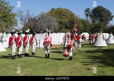 Soldati britannici di redcoat durante una rievocazione della rivoluzione americana nel 'Huntington Central Park' Huntington Beach California USA Foto Stock