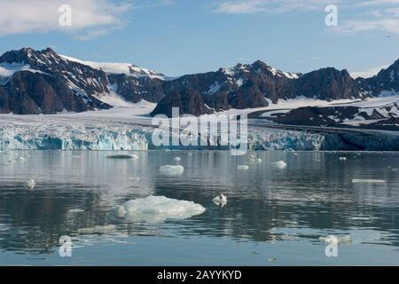 Vista del fijortende Julibreen (il 14th del ghiacciaio di luglio), situato a nord-ovest Spitsbergen nel Krossfjord, Svalbard, Norvegia. Foto Stock