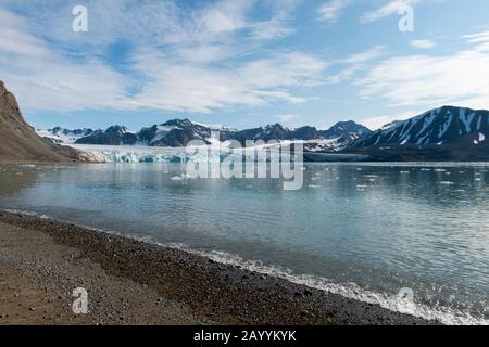 Vista del fijortende Julibreen (il 14th del ghiacciaio di luglio), situato a nord-ovest Spitsbergen nel Krossfjord, Svalbard, Norvegia. Foto Stock