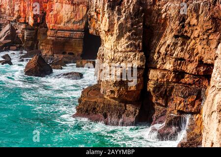 Rocce e oceano. Incredibile vista del Portogallo a Boca do Inferno, bocca dell'Inferno - Cascais Foto Stock