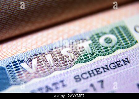 Visto in primo piano sul passaporto. Visto per visitatori italiani al controllo delle frontiere. Vista macro del visto Schengen per il turismo e i viaggi nell'UE. Documento per multipp Foto Stock