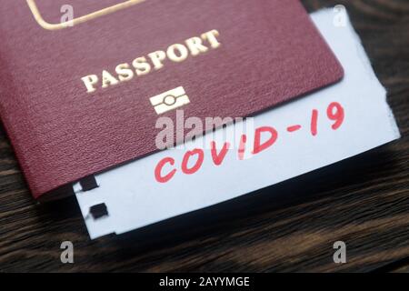 Coronavirus e concetto di viaggio. Nota COVID-19 coronavirus e passaporto. Focolaio del virus corona nuovo. Epidemia A Wuhan, Cina. Controllo delle frontiere e quar Foto Stock