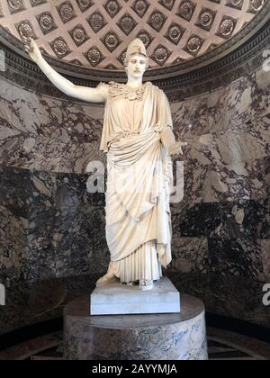 Statua greca amazzonica ferita nel famoso museo del Louvre Foto Stock