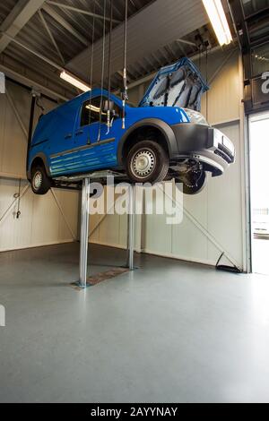 Con il 23 agosto 2009: Auto su rampa o ascensore coperta in garage per la riparazione. Foto Stock