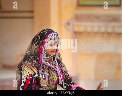 Visitatori e turisti esplorano l'antico Forte d'Ambra ad Amer, Rajasthan, India. Foto Stock