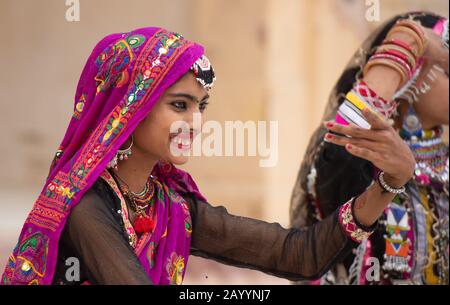 Visitatori e turisti esplorano l'antico Forte d'Ambra ad Amer, Rajasthan, India. Foto Stock