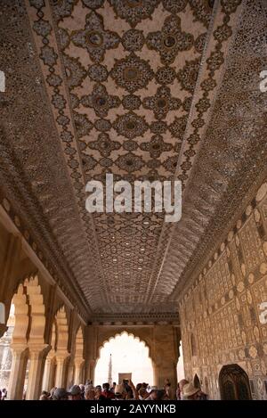 Visitatori e turisti esplorano l'antico Forte d'Ambra ad Amer, Rajasthan, India. Foto Stock