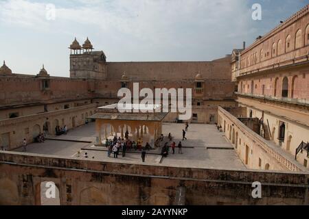 Visitatori e turisti esplorano l'antico Forte d'Ambra ad Amer, Rajasthan, India. Foto Stock