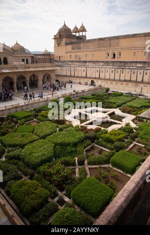 Visitatori e turisti esplorano l'antico Forte d'Ambra ad Amer, Rajasthan, India. Foto Stock