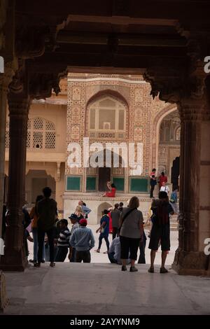 Visitatori e turisti esplorano l'antico Forte d'Ambra ad Amer, Rajasthan, India. Foto Stock