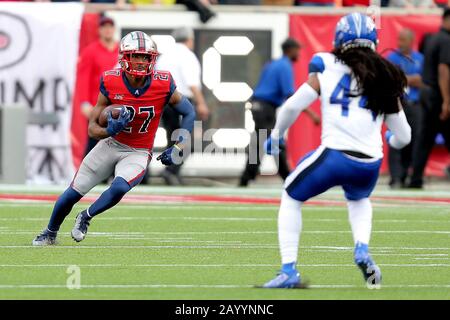 Houston, Texas, Stati Uniti. 16th Feb, 2020. Houston Roughnecks Cornerback Ajene Harris (27) restituisce un kickoff upfield contro i St. Louis Battlehawks durante il gioco di stagione regolare XFL al TDECU Stadium di Houston, TX il 16 febbraio 2020. Credito: Erik Williams/Zuma Wire/Alamy Live News Foto Stock