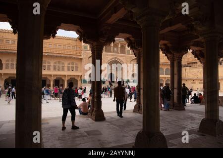 Visitatori e turisti esplorano l'antico Forte d'Ambra ad Amer, Rajasthan, India. Foto Stock