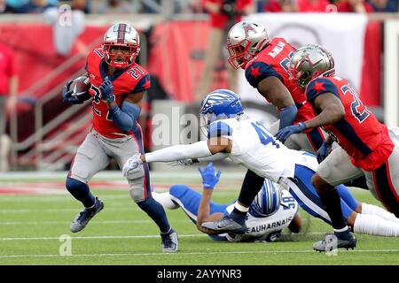 Houston, Texas, Stati Uniti. 16th Feb, 2020. Houston Roughnecks Cornerback Ajene Harris (27) restituisce un kickoff upfield contro i St. Louis Battlehawks durante il gioco di stagione regolare XFL al TDECU Stadium di Houston, TX il 16 febbraio 2020. Credito: Erik Williams/Zuma Wire/Alamy Live News Foto Stock
