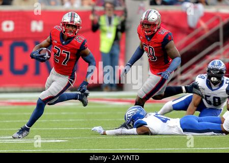 Houston, Texas, Stati Uniti. 16th Feb, 2020. Houston Roughnecks Cornerback Ajene Harris (27) restituisce un kickoff upfield contro i St. Louis Battlehawks durante il gioco di stagione regolare XFL al TDECU Stadium di Houston, TX il 16 febbraio 2020. Credito: Erik Williams/Zuma Wire/Alamy Live News Foto Stock