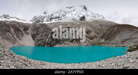 Vista della Laguna 69 nella catena montuosa Cordillera Blanca vicino a Huaraz nel Perù settentrionale. Foto Stock