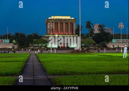 Hanoi, Vietnam, 12 Ottobre 2019. Ho Chi Minh Mausoleo all'alba. Le persone fanno esercizi mattutini Foto Stock