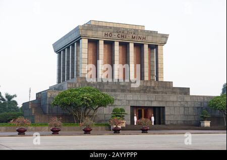 Hanoi, Vietnam, 12 Ottobre 2019. Ho Chi Minh Mausoleo, due guardie all'ingresso del mausoleo Foto Stock