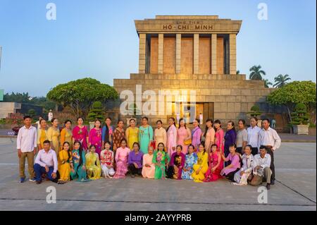 Hanoi, Vietnam, 12 Ottobre 2019. Ho Chi Minh Mausoleo all'alba ai raggi del sole del mattino. Un gruppo di persone di fronte al mausoleo. Un famoso Hist Foto Stock