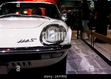 Chicago, Illinois, Stati Uniti - 16 febbraio 2020: 1967 Mazda Cosmo Sport in mostra al 2020 Chicago Auto Show. Foto Stock