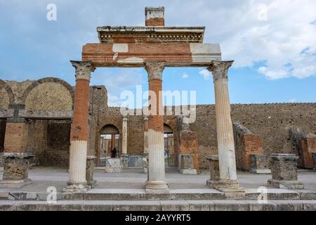 Portico, antiche rovine della città, colonne all'ingresso di fronte al Macellum, mercato, foro di Pompei, Pompei, Italia Foto Stock