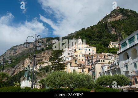 Il centro di Amalfi in provincia di Salerno in Campania, nel sud-ovest dell'Italia, si trova sulla Costiera Amalfitana. Foto Stock