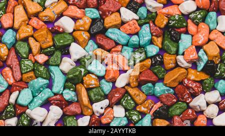 Caramelle ciottoli sfondo. Dolci in forma di pietre colorate Foto Stock