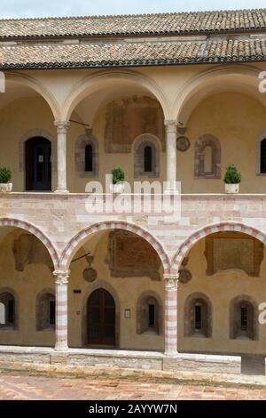 Il convento sacro, con le sue imponenti mura con 53 archi romanici, sorge accanto alla Basilica Papale di San Francesco d'Assisi, ad Assisi, Umb Foto Stock