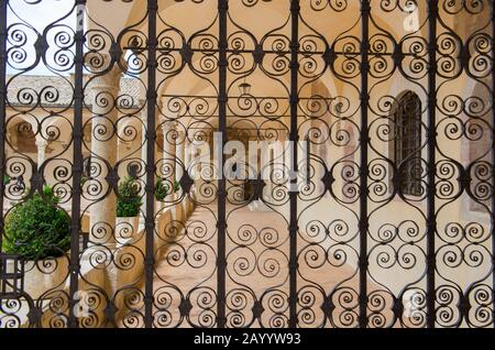 Porta in ferro battuto presso il convento sacro del convento accanto alla Basilica Papale di San Francesco d'Assisi, ad Assisi, Umbria, Italia. Foto Stock