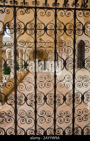 Porta in ferro battuto presso il convento sacro del convento accanto alla Basilica Papale di San Francesco d'Assisi, ad Assisi, Umbria, Italia. Foto Stock