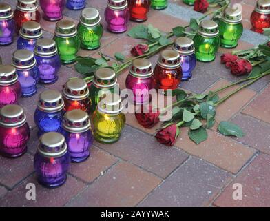 Kiev, Ucraina. 17th Feb 2020. Fiori e lampade sono visti vicino all'ambasciata iraniana a Kiev.Un'azione è stata tenuta oggi vicino all'ambasciata della Repubblica islamica dell'Iran, dedicata a 40 giorni dal crash dell'aereo di UIA vicino Teheran. In Iran, l'8 gennaio, il volo PS752 Ukraine International Airlines aereo si schiantò sulla rotta Teheran-Kiev e Uccise 176 persone a bordo del Boeing 737 erano 11 cittadini di Ucraina, tra cui 9 membri dell'equipaggio, così come i cittadini di Iran, Canada, Svezia, Afghanistan, Germania e Regno Unito. Credit: Sopa Images Limited/Alamy Live News Foto Stock