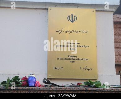 Kiev, Ucraina. 17th Feb 2020. Fiori e lampade sono visti vicino all'ambasciata iraniana a Kiev.Un'azione è stata tenuta oggi vicino all'ambasciata della Repubblica islamica dell'Iran, dedicata a 40 giorni dal crash dell'aereo di UIA vicino Teheran. In Iran, l'8 gennaio, il volo PS752 Ukraine International Airlines aereo si schiantò sulla rotta Teheran-Kiev e Uccise 176 persone a bordo del Boeing 737 erano 11 cittadini di Ucraina, tra cui 9 membri dell'equipaggio, così come i cittadini di Iran, Canada, Svezia, Afghanistan, Germania e Regno Unito. Credit: Sopa Images Limited/Alamy Live News Foto Stock