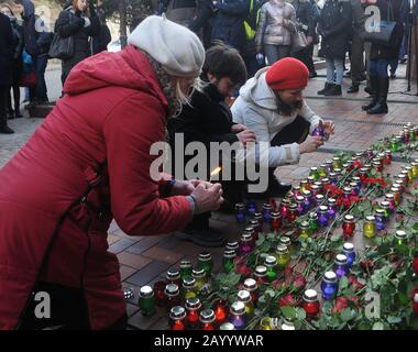 Kiev, Ucraina. 17th Feb 2020. La gente rende omaggio alle vittime del crash aereo a Teheran, l'azione di Kievan si è svolta oggi vicino all'ambasciata della Repubblica islamica dell'Iran, dedicata a 40 giorni dal crash dell'aereo di UIA vicino Teheran. In Iran, l'8 gennaio, il volo PS752 Ukraine International Airlines aereo si schiantò sulla rotta Teheran-Kiev e Uccise 176 persone a bordo del Boeing 737 erano 11 cittadini di Ucraina, tra cui 9 membri dell'equipaggio, così come i cittadini di Iran, Canada, Svezia, Afghanistan, Germania e Regno Unito. Credit: Sopa Images Limited/Alamy Live News Foto Stock