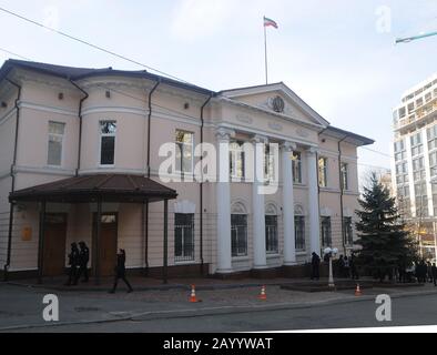 Kiev, Ucraina. 17th Feb 2020. Una veduta dell'ambasciata iraniana a Kiev.Un'azione si è tenuta oggi vicino all'ambasciata della Repubblica islamica dell'Iran, dedicata a 40 giorni dal crash dell'aereo di UIA vicino a Teheran. In Iran, l'8 gennaio, il volo PS752 Ukraine International Airlines aereo si schiantò sulla rotta Teheran-Kiev e Uccise 176 persone a bordo del Boeing 737 erano 11 cittadini di Ucraina, tra cui 9 membri dell'equipaggio, così come i cittadini di Iran, Canada, Svezia, Afghanistan, Germania e Regno Unito. Credit: Sopa Images Limited/Alamy Live News Foto Stock