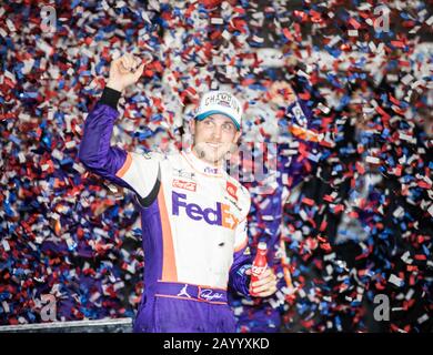 Daytona, Stati Uniti. 17th Feb, 2020. Denny Hamlin festeggia a Victory Lane dopo aver vinto la 62nd Daytona 500, lunedì 17 febbraio 2020 a Daytona, Florida. Foto di Edwin Locke/UPI Credit: UPI/Alamy Live News Foto Stock