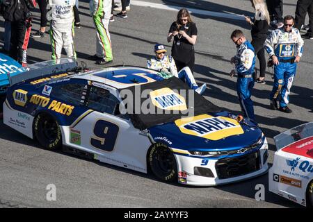 Daytona, Stati Uniti. 17th Feb, 2020. Chase Elliott si arrampica nella sua auto per il riavvio della 62nd Daytona 500, il Lunedi, 17 febbraio 2020 a Daytona, Florida. Foto di Edwin Locke/UPI Credit: UPI/Alamy Live News Foto Stock