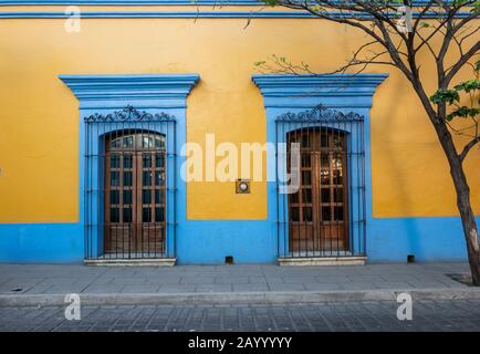 Case e edifici tradizionali colorati di Oaxaca in Messico Foto Stock