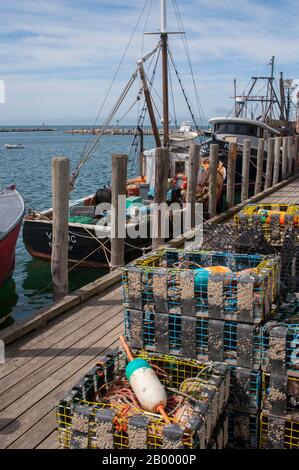 Barche da pesca e trappole per aragoste nel piccolo porto di pesca di Menemsha sulla Martha's Vineyard, Massachusetts, Stati Uniti. Foto Stock