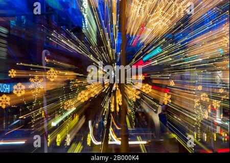 Una foto notturna (effetto zoom) delle decorazioni natalizie di Snowflake Lane a Bellevue Square nel centro di Bellevue, Washington state, Stati Uniti. Foto Stock