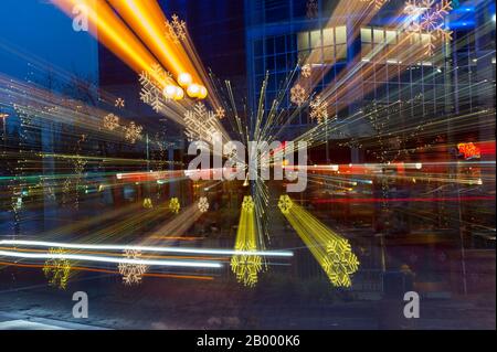 Una foto notturna (effetto zoom) delle decorazioni natalizie di Snowflake Lane a Bellevue Square nel centro di Bellevue, Washington state, Stati Uniti. Foto Stock