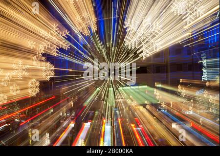 Una foto notturna delle decorazioni natalizie di Snowflake Lane a Bellevue Square nel centro di Bellevue, Washington state, Stati Uniti. Foto Stock